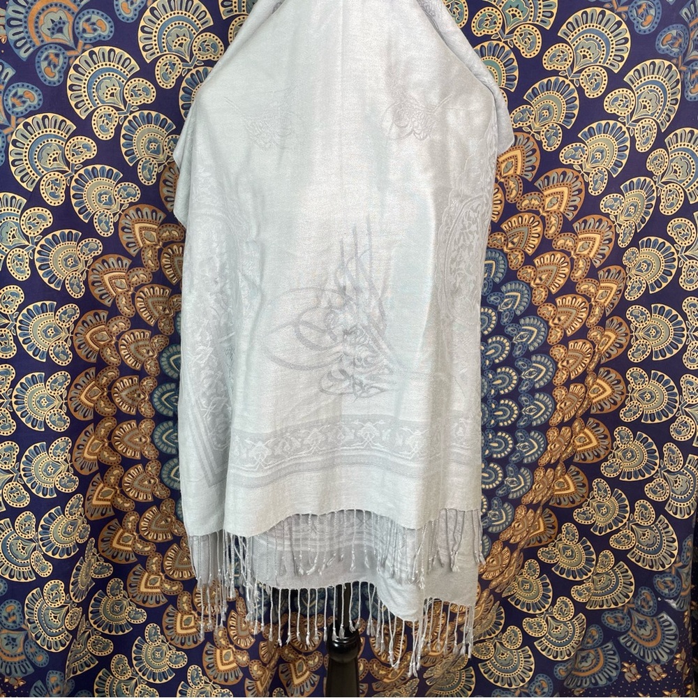 🦋5/20$🦋 birds & swirls shiny silver scarf